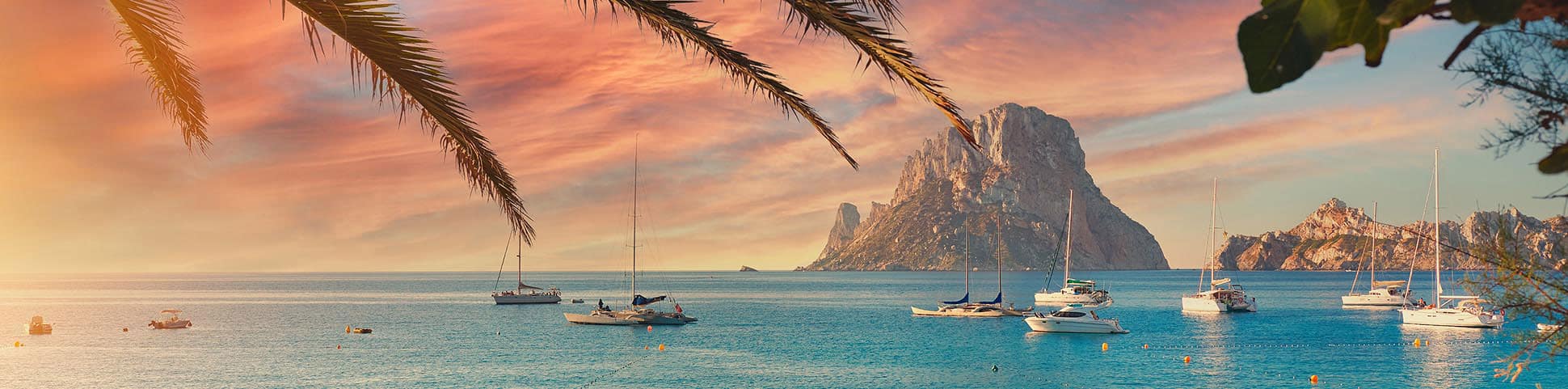 Blick auf das Meer und Schiffe in Ibiza